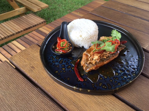 ข้าวปลากระพงทอดราดซอสมะขาม